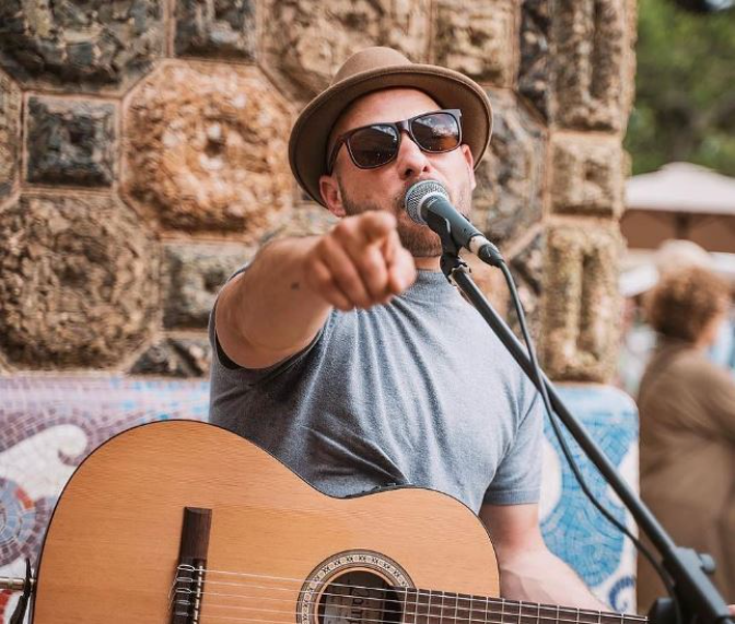 Imagen de Ismael González, cantante de guardia, deja a una pareja sin palabras con su canción personalizada